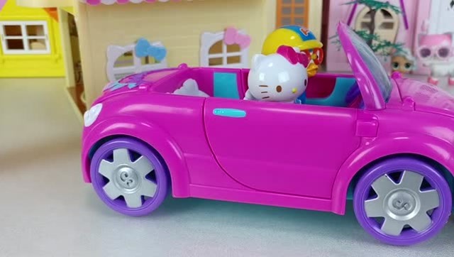 小企鹅pororo开车来载hellokitty