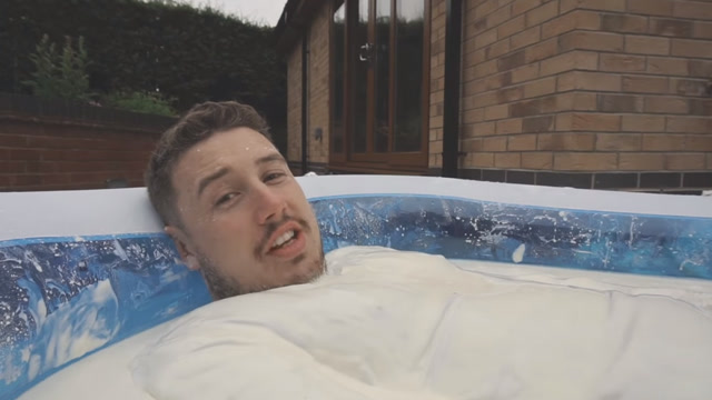 老外将怼天怼地的非牛顿流体当泡澡水泡24小时后你猜会怎样