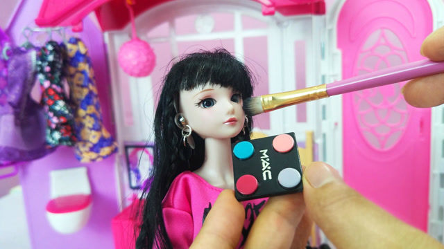 叶罗丽化妆换衣装扮去约会 肯王子开跑车来接她太帅了