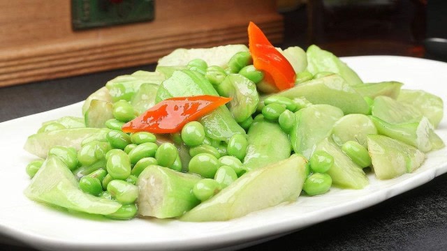 教大家做一道好吃的丝瓜炒毛豆,吃完了还想再吃!