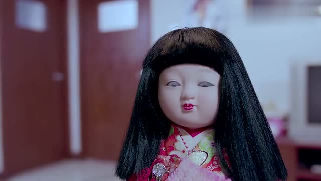 《灵魂摆渡》娃娃的眼睛在动,它想干什么