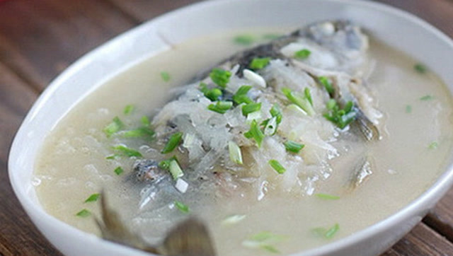 下館子必點的一道湯,大廚教你怎麼做出湯白味鮮的鯽魚湯,營養好喝