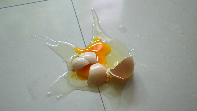 鸡蛋掉地上碎了的图片图片