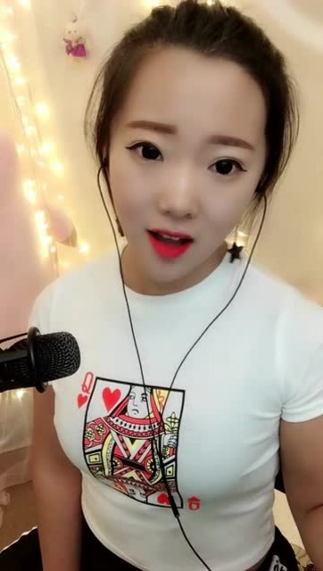 美女姐姐在家唱歌,衣服那里买的,好喜欢q字母