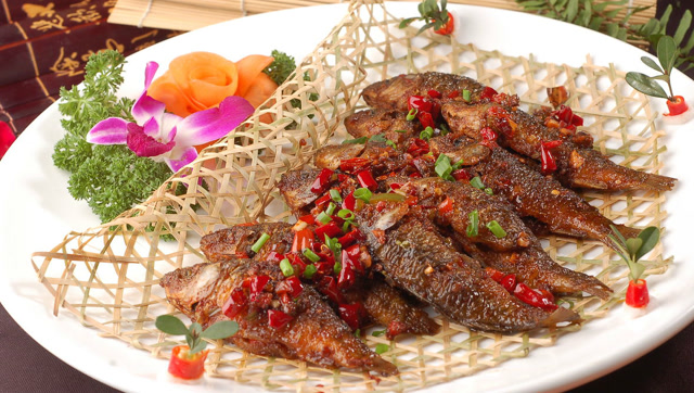 舌尖上的中国:禾花鱼,苗家传统美食的做法,简单又不一样的美味