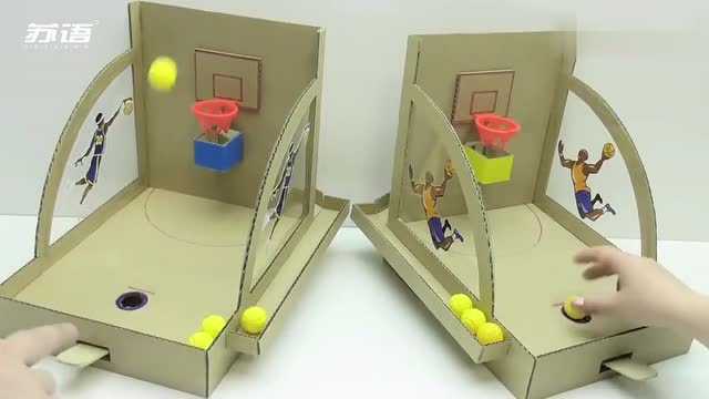 牛人用硬纸板制作双人篮球投篮玩具,看着太好玩了,也好想做个
