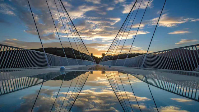 东莞这座玻璃桥有脾气,桥面瞬间粉碎,吓得游客尖叫腿软!