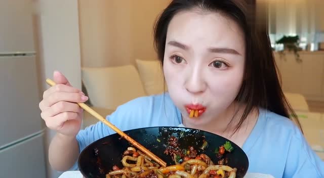 吃播美女张喜喜,挑战新疆麻辣炒米粉,吃得满嘴流油,太香了!