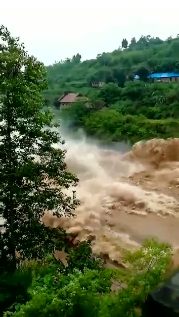 太吓人了四川资阳洪水三十几岁第一次见山洪咆哮而下