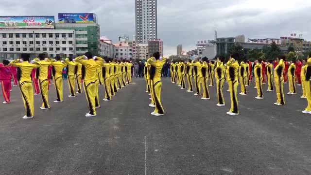 不一样的城市!东北佳木斯庆祝高铁开通都是上千大妈跳僵尸舞