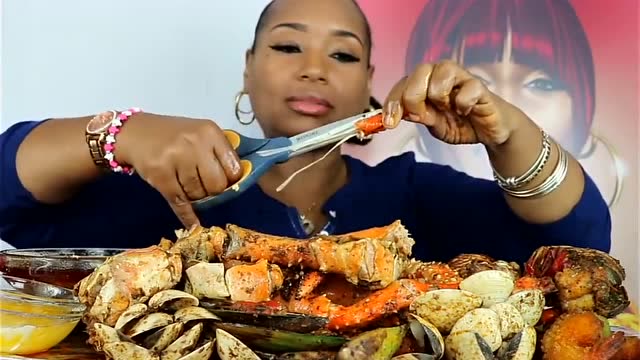黑人阿姨吃帝王蟹和扇贝,满满的都是肉,吃的好香