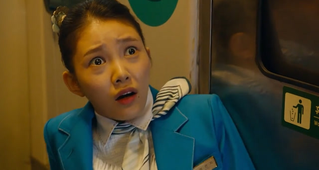 乘务员正在为病人呼救,身后的女子突然变异