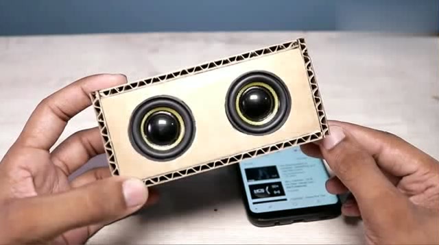 小伙自制小蓝牙音箱,成本不高制作简单,拿在手上就能听音乐的啊