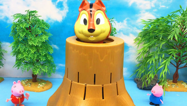 小猪佩奇乔治玩跳跃的小松鼠游戏