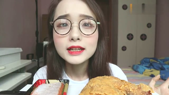 大胃王哎哟阿尤,今天吃火枪腿加三文鱼鱼腩,这吃相我看着都害怕