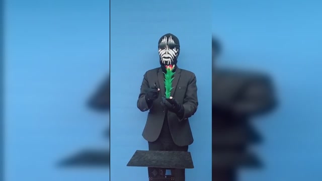 蒙面魔术师教学,揭秘棒子凭空变花魔术,网友:终于我也可以秀了