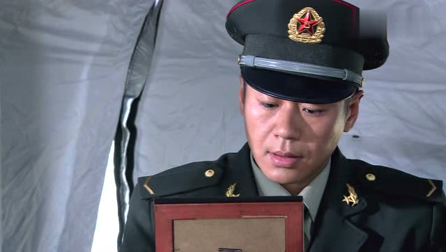 我是特种兵:行动前王艳兵对着照片得奶奶说出的感人肺腑的话语