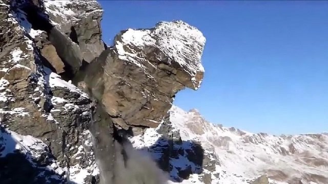 一颗大石头从山上滚落下来,没想到这一滚,引发了一场自然灾害!