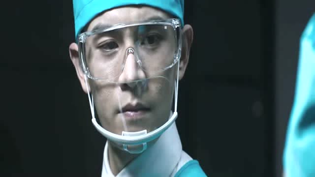法医秦明之幸存者:此刻的林涛正在抓捕嫌疑犯,秦明还挂念着他