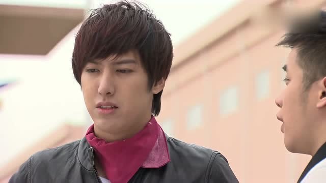 《铠甲勇士捕将》信一就是一个群众演员,跑龙套的躺在地下就可以了