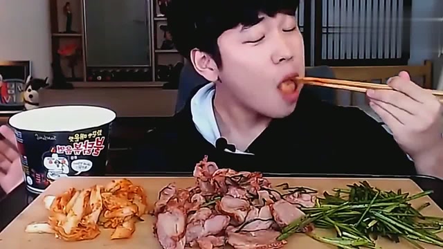 韩国吃帅哥吃桌上的美味,人帅的吃也好看