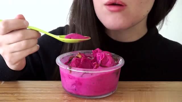 美女吃的火龙果冰激凌,一看就好吃,浓浓的火龙果味,真馋人