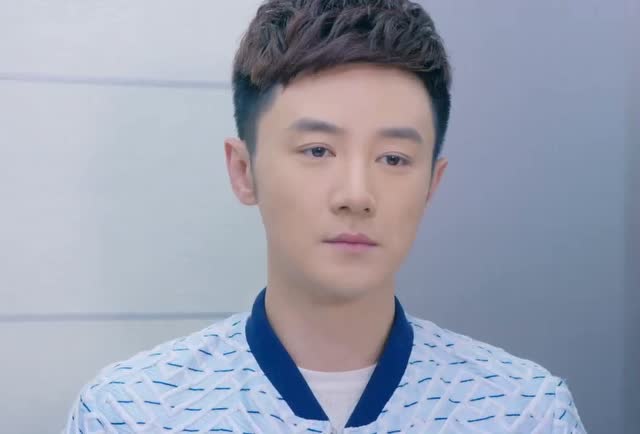 周可可和曲恒被困在电梯,可可不幸哮喘,曲恒急忙救助