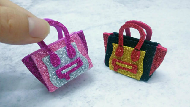 芭比娃娃也能拥有大牌包包,手工diy迷你笑脸手提包,简单漂亮