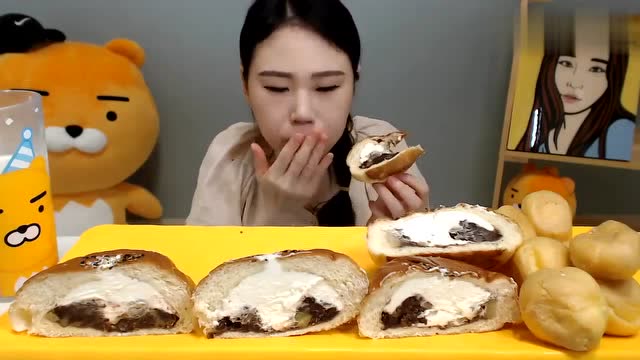 韩国卡妹吃奶油面包,大口嚼起来味道真棒呐