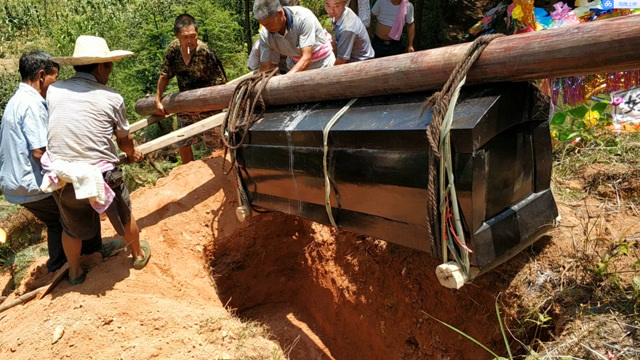 湖南农村这样的土葬方法很奇怪,落井后还要在棺材上切两个口子
