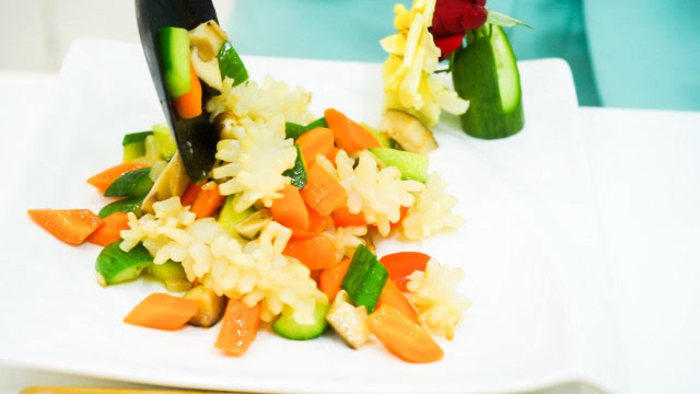 西服小厨茶餐厅里的厨师长做的素什锦炒鱿鱼花非常的吃