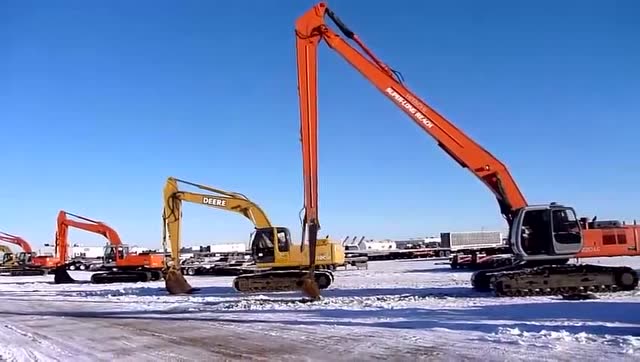 加长版挖掘机手臂达到22米,长度是普通挖掘机的3倍