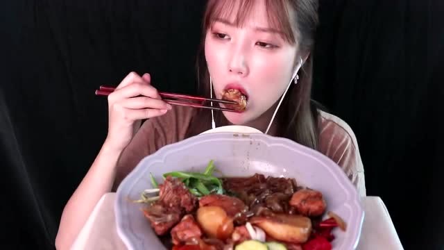 韩国小姐姐bambi美食吃播吃大鸡腿炖粉配着泡菜吃了一大盆!