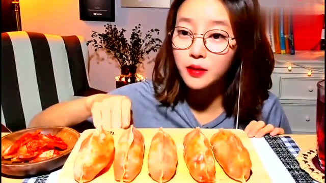 韩国大胃王吃播,欧尼吃麻辣大饺子,看着就好想吃啊