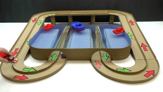 创意手工diy:纸板制作玩具赛车轨道,隧道穿过水池,设计十分精巧