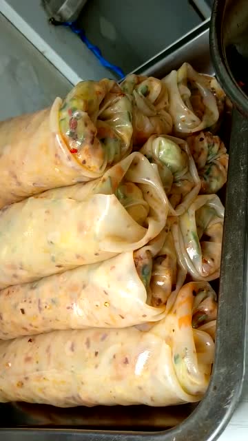 安徽美食萧县卷面皮,面皮当卷饼吃,里面可以卷各种好吃的肉和蔬菜