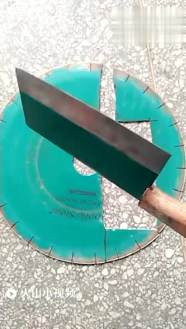 一个废旧锯片能做两把菜刀,有人出500块想买,都被拒绝了