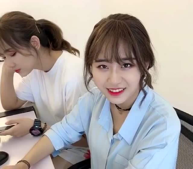 终于有小哥哥来撩紫然了,看到他们的甜蜜对话,钟婷在旁边好开心