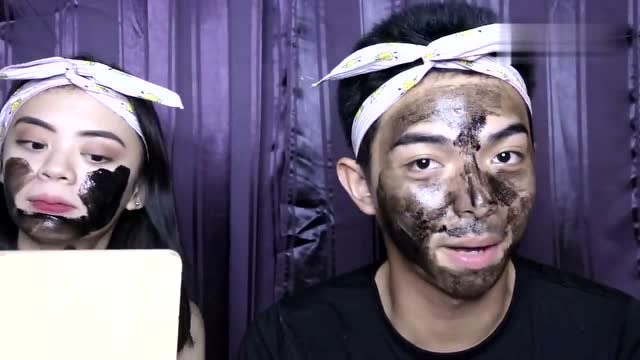 韩国恶搞:情侣在家敷黑面膜,一转眼美眉大吼起来,看着真是好玩