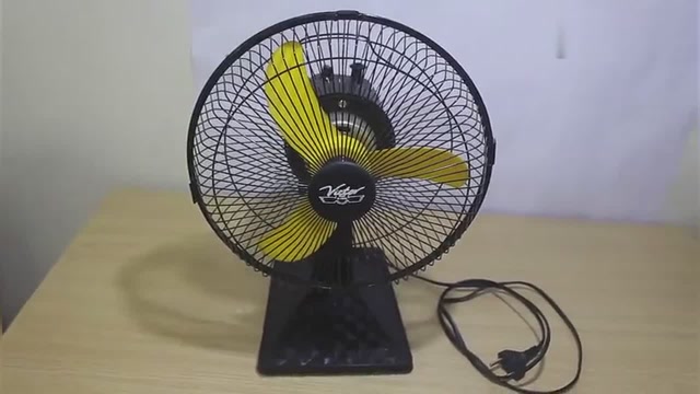 夏天风扇扇风太热,小哥告诉你简单的降温方法,我怎么没想到呢