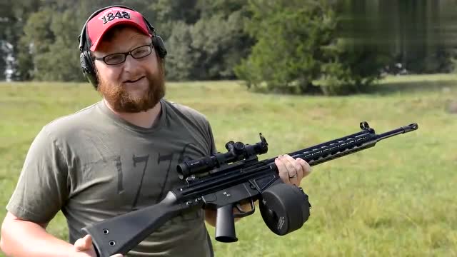 大叔身体挺硬朗,测试这把枪肩膀竟一点事都没有!