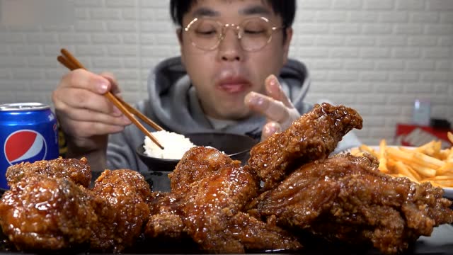韩国吃货小哥,吃蜂蜜炸鸡,薯条,配米饭,吃的太香了