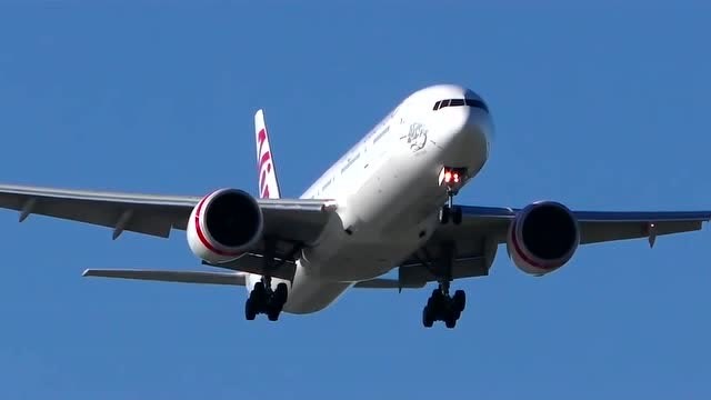 近距离拍摄波音777客机降落墨尔本机场