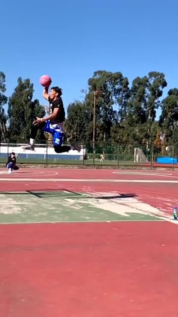 中国民间扣篮王!堪比扎克拉文的罚球线起跳!