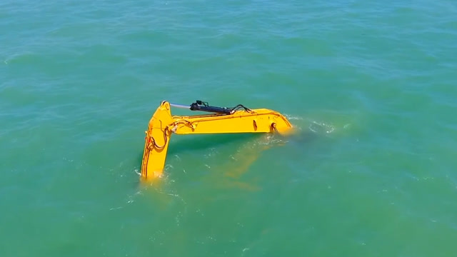 挖掘机还能潜入海里?这是在水下工作吗?这操作真没见过