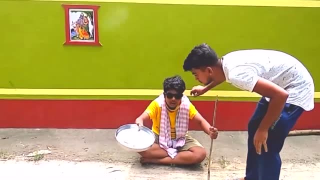 乡村搞笑视频,男子装盲人在街头乞讨,最后被人揭穿!