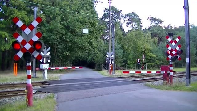 铁路交叉口,通往妮维奥的道路铁路