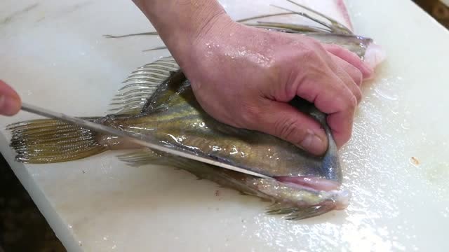 日本冲绳海鲂鱼生鱼片刺身油炸煎鱼块,炖鱼骨特色料理