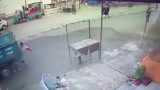 惊险！女子上班路上被垃圾车撞倒卷入车底 几秒后毫发无伤站了起来