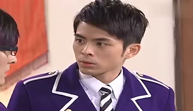 艾瑞克回到宿舍,发现谜亚星在发呆,瞧来有事要发生